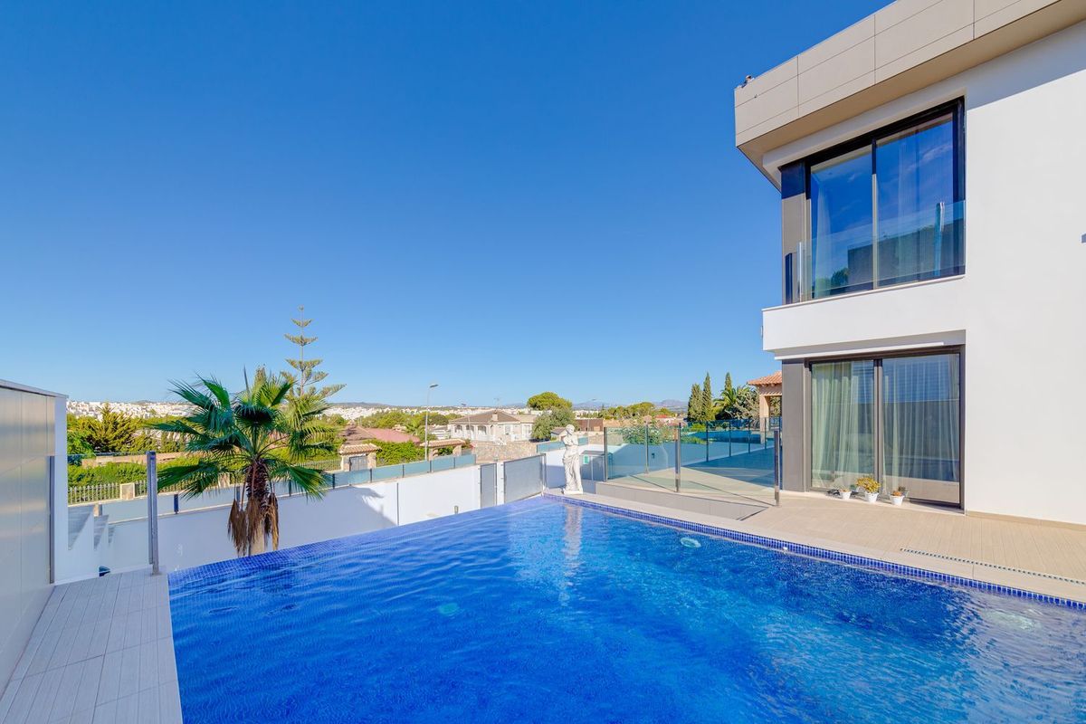 LUXURY DETACHED VILLA FOR SALE – LOS BALCONES – LOS ALTOS DEL EDÉN.