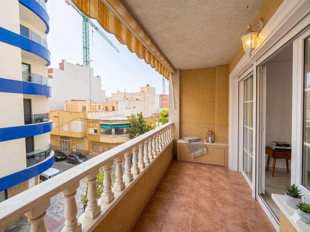 gallery image 1 of Spacious 3-Bedroom Apartment in Torrevieja
