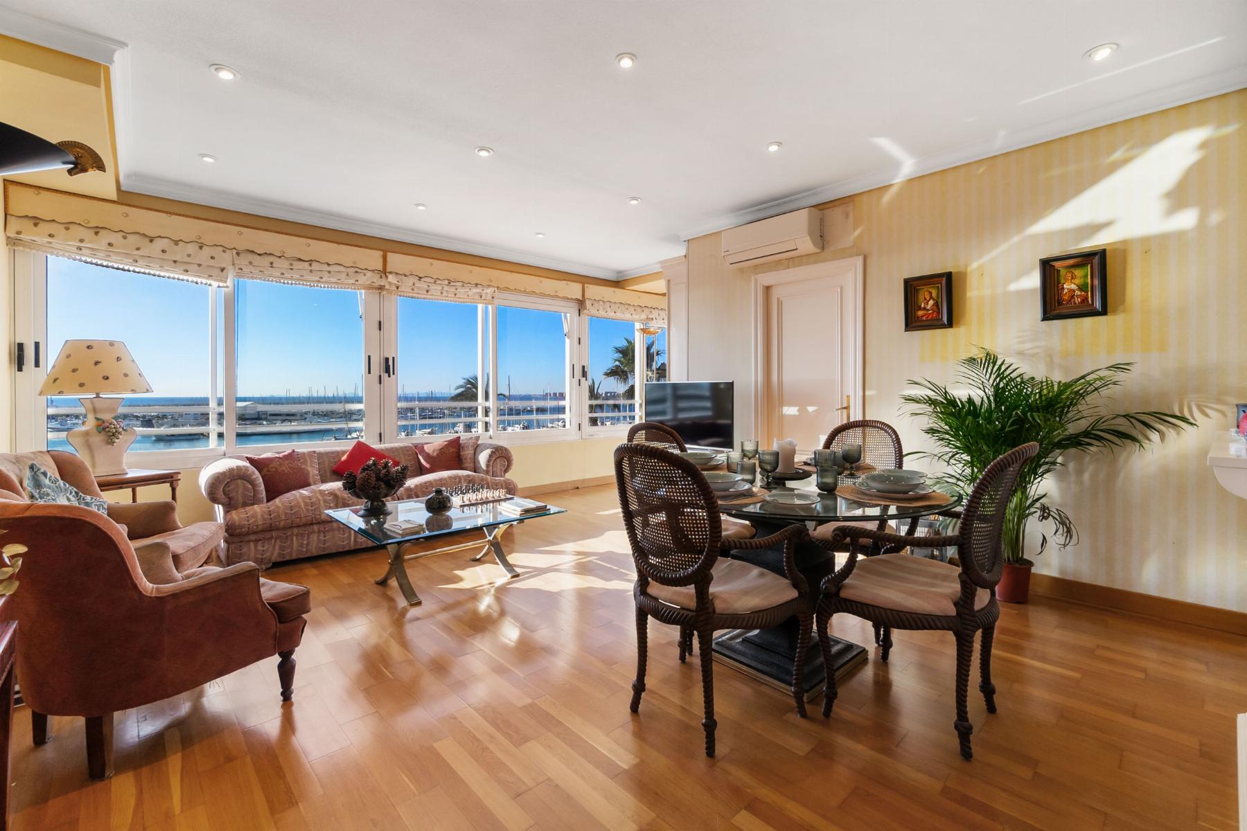 gallery image 2 of Spacious Seafront Apartment in Torrevieja