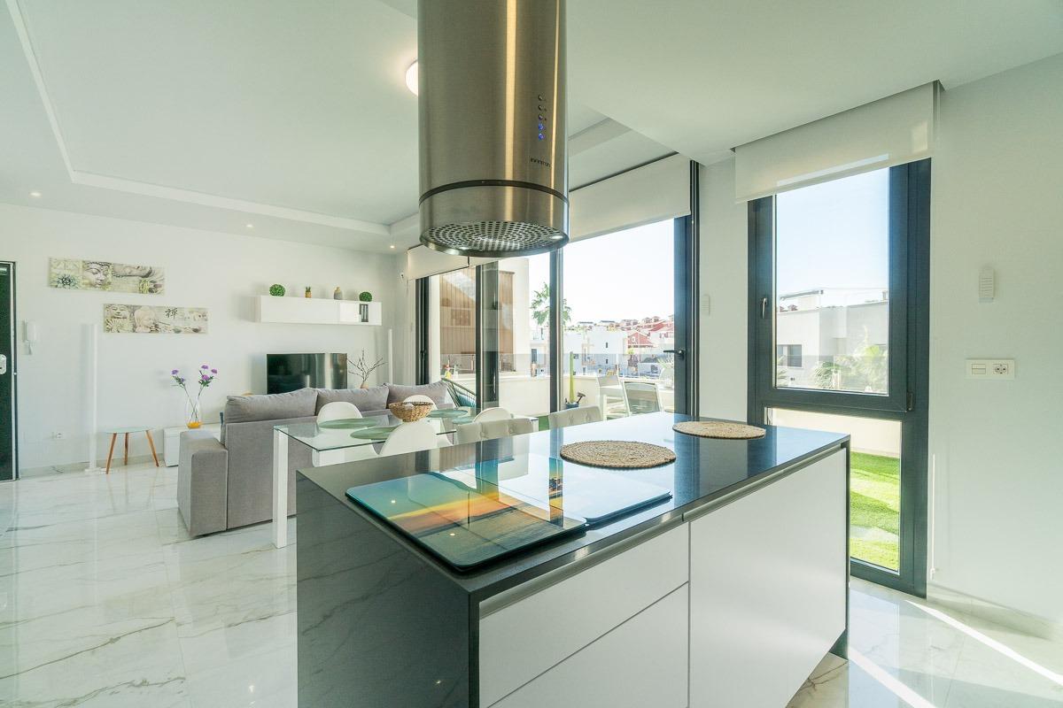 gallery image 3 of Modern Top-Floor Bungalow with Solarium in Orihuela Costa