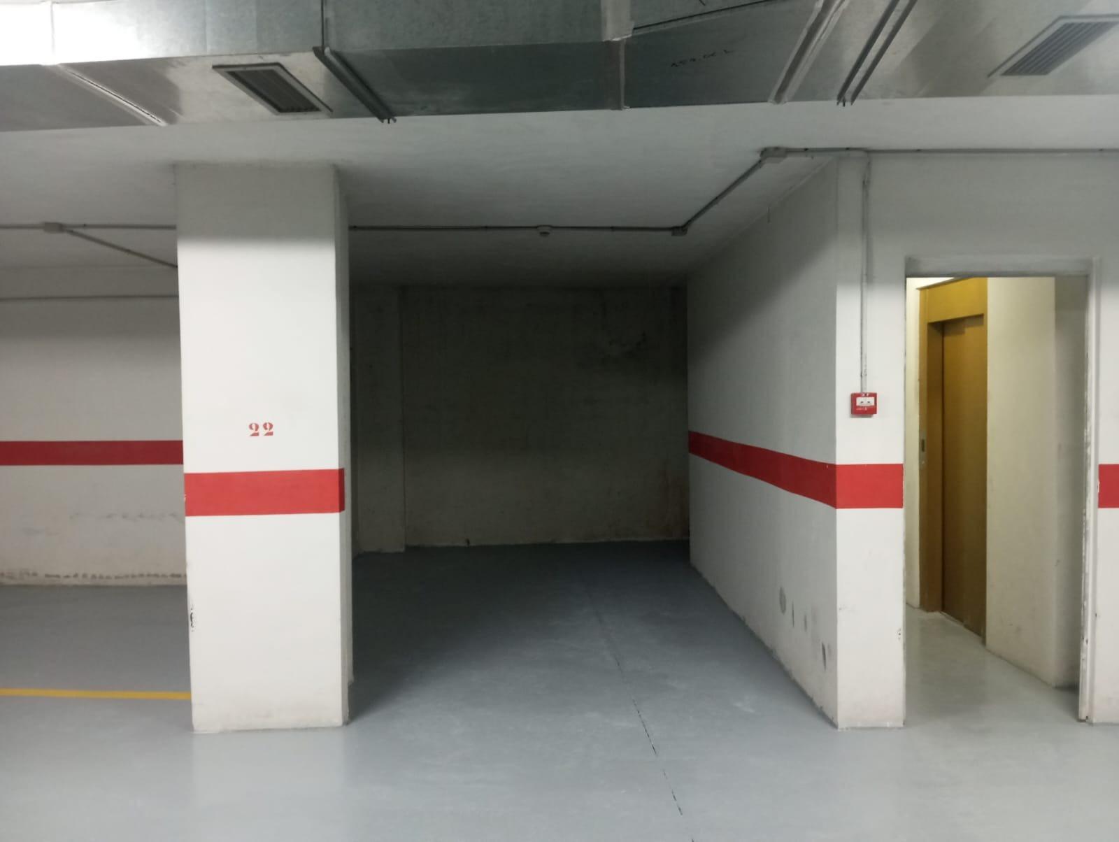 gallery image 1 of Garage space with storage in La Mata