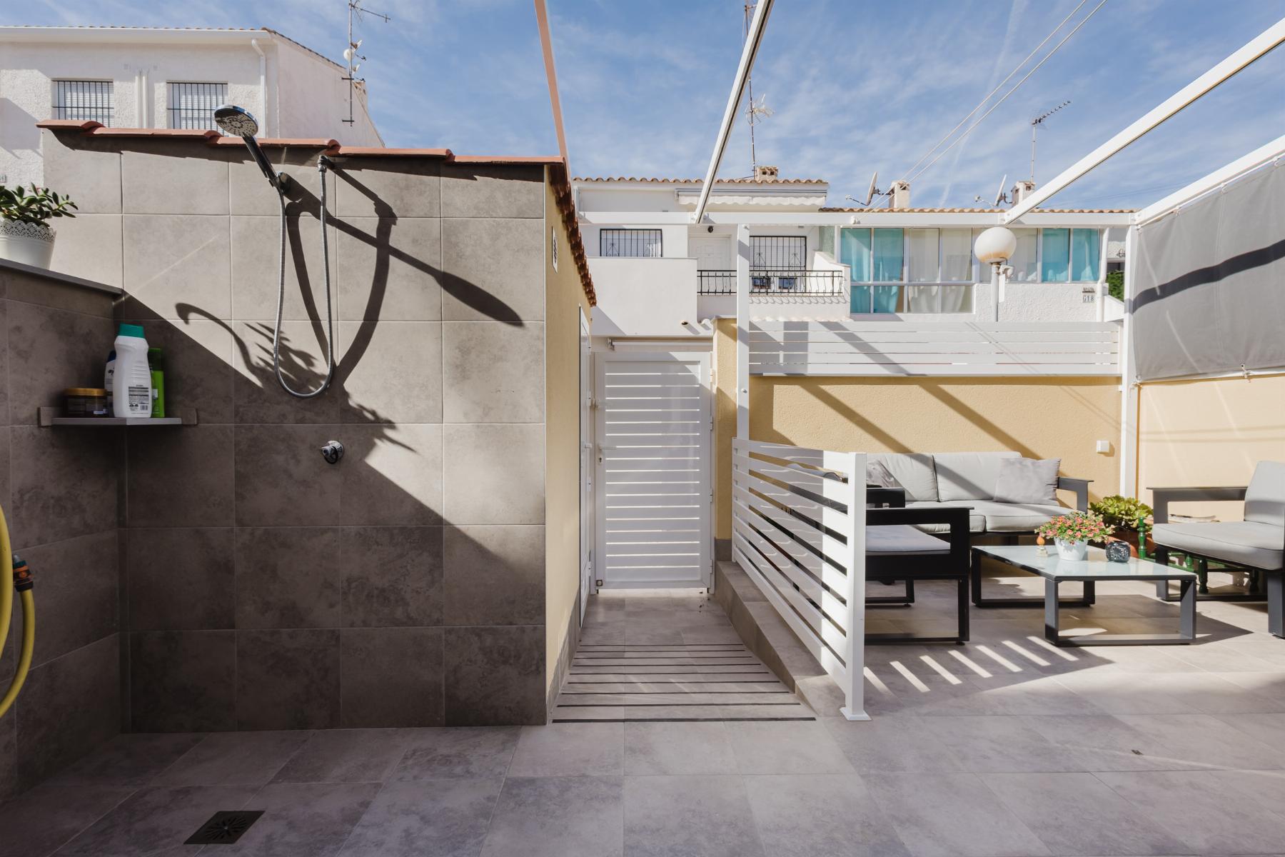 gallery image 1 of Dream Bungalow by the Sea in Torrevieja