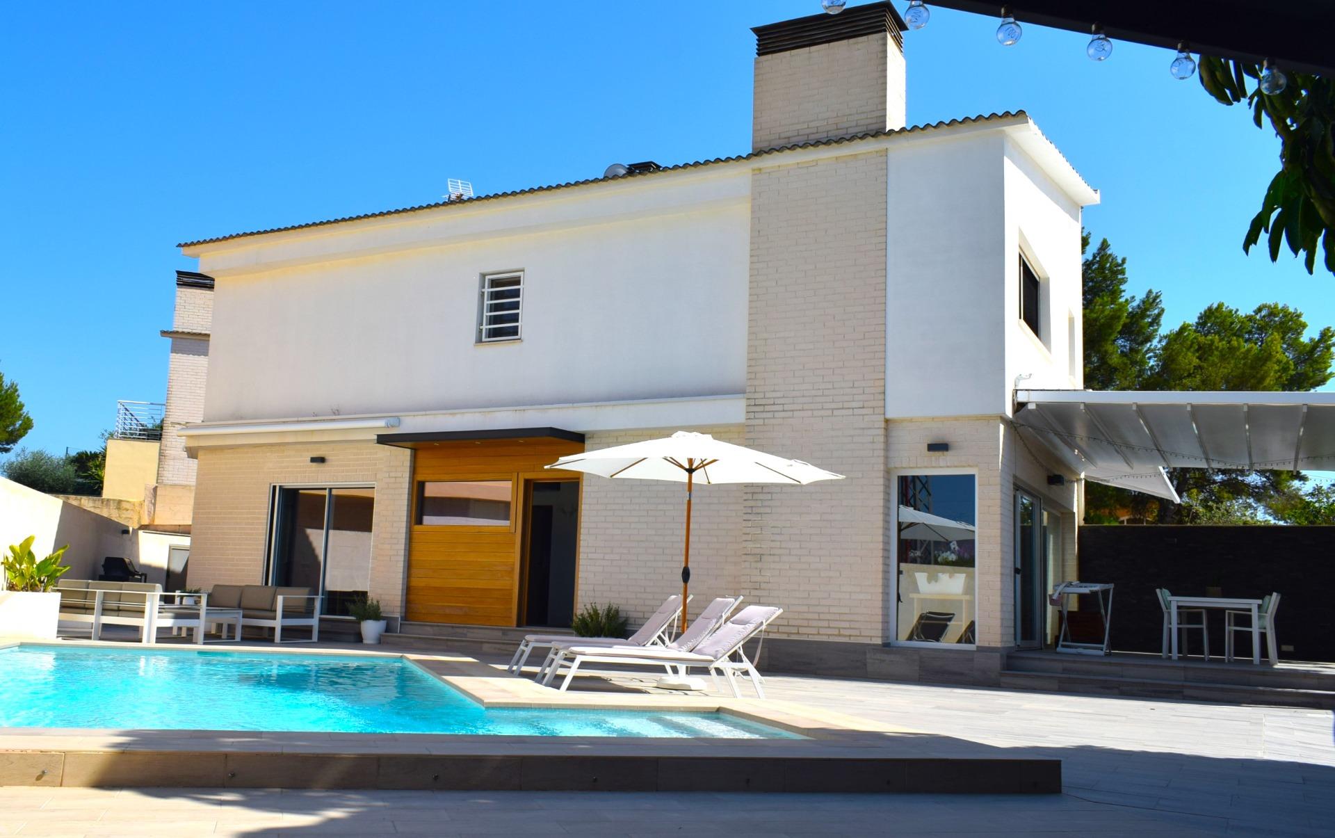 Обновленная вилла с бассейном и студией в Альфас-дель-Пи