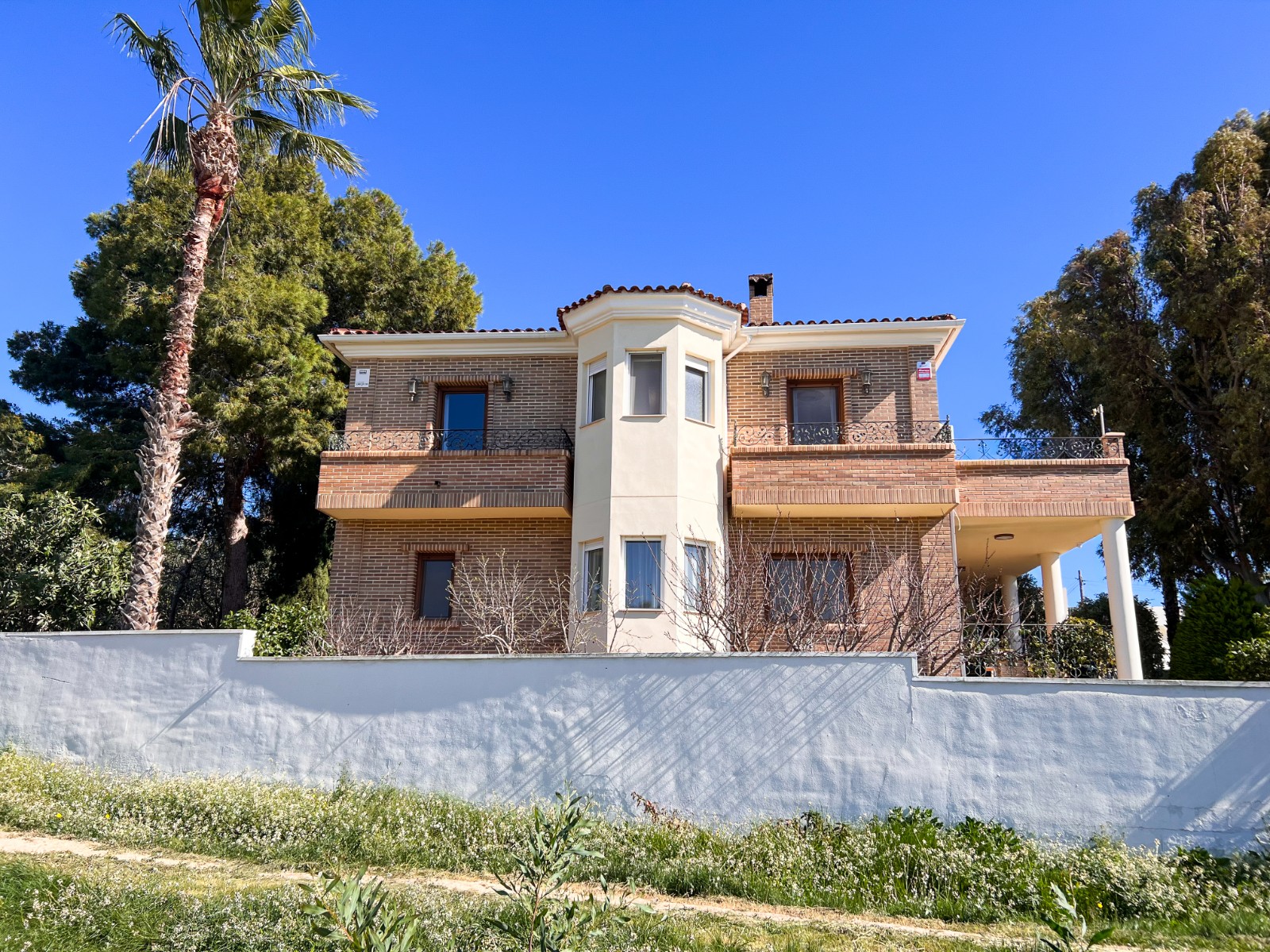 gallery image 1 of 