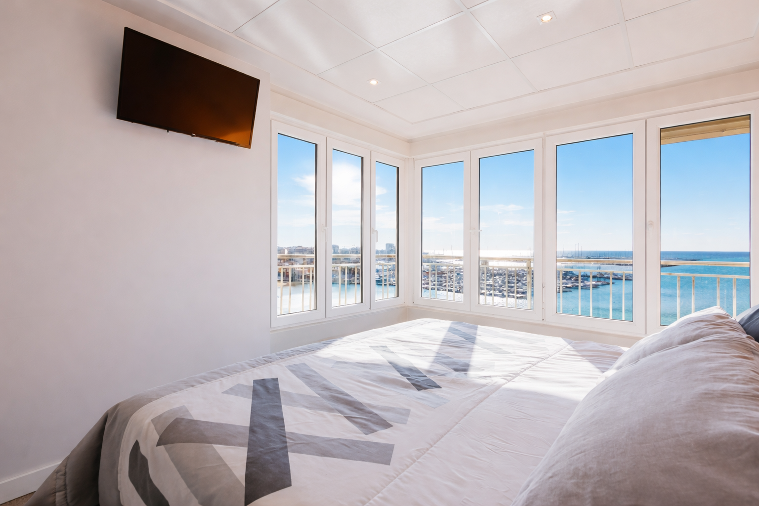 gallery image 4 of Frontline Sea View Apartment in Torrevieja