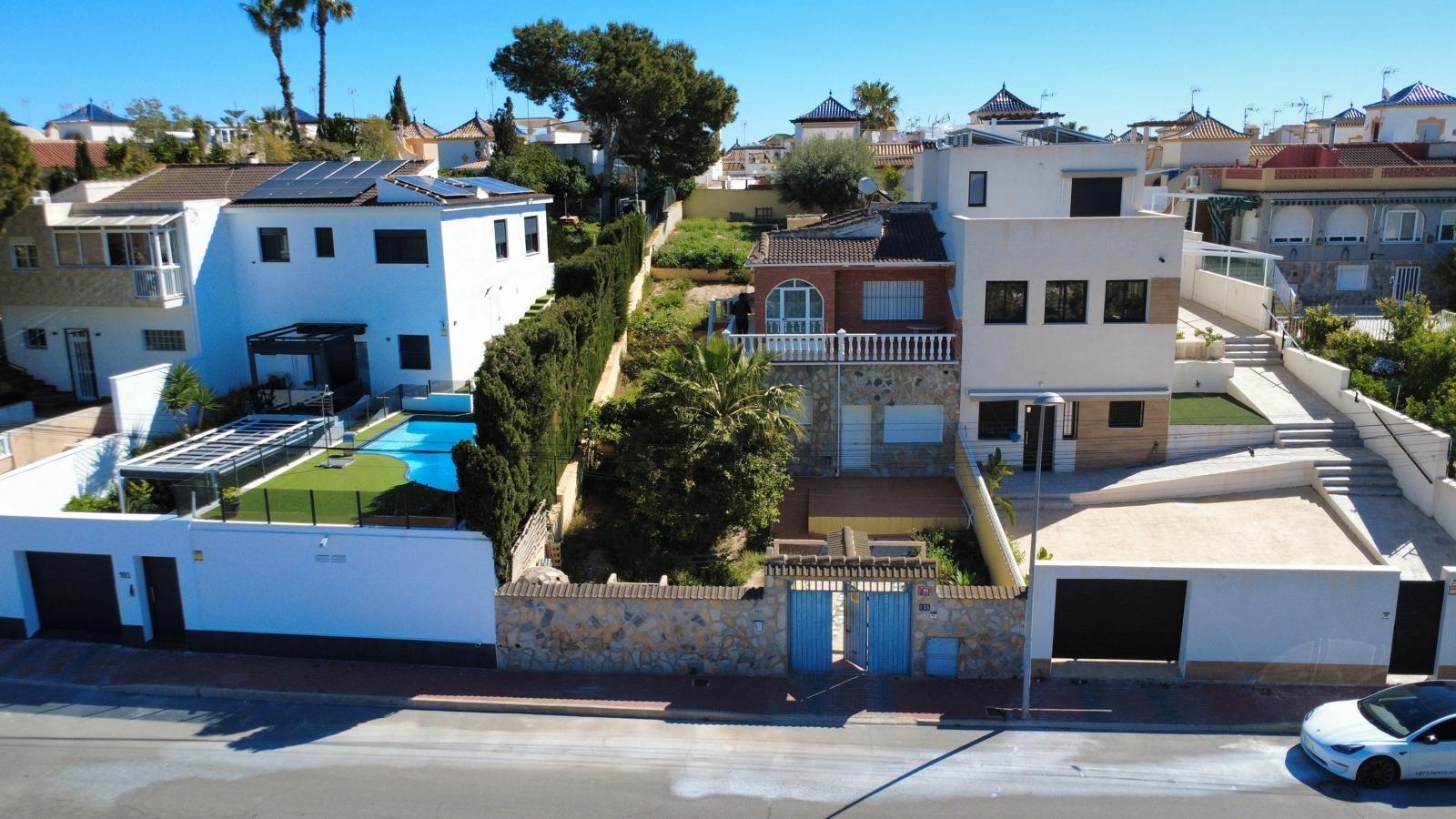 gallery image 1 of Semi-Detached House with Large Plot in Los Balcones
