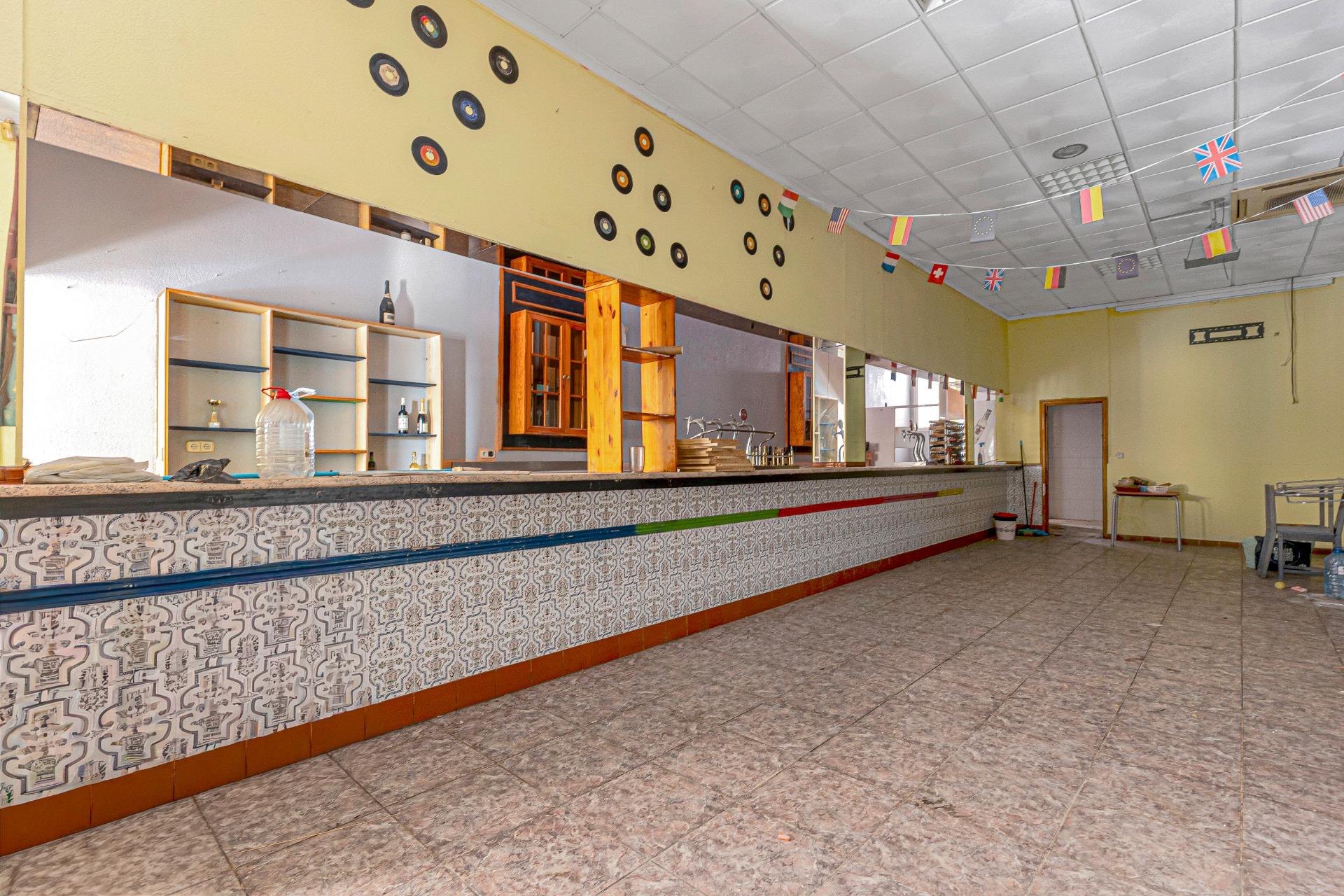 gallery image 2 of Commercial Premises in Playa del Cura, Torrevieja