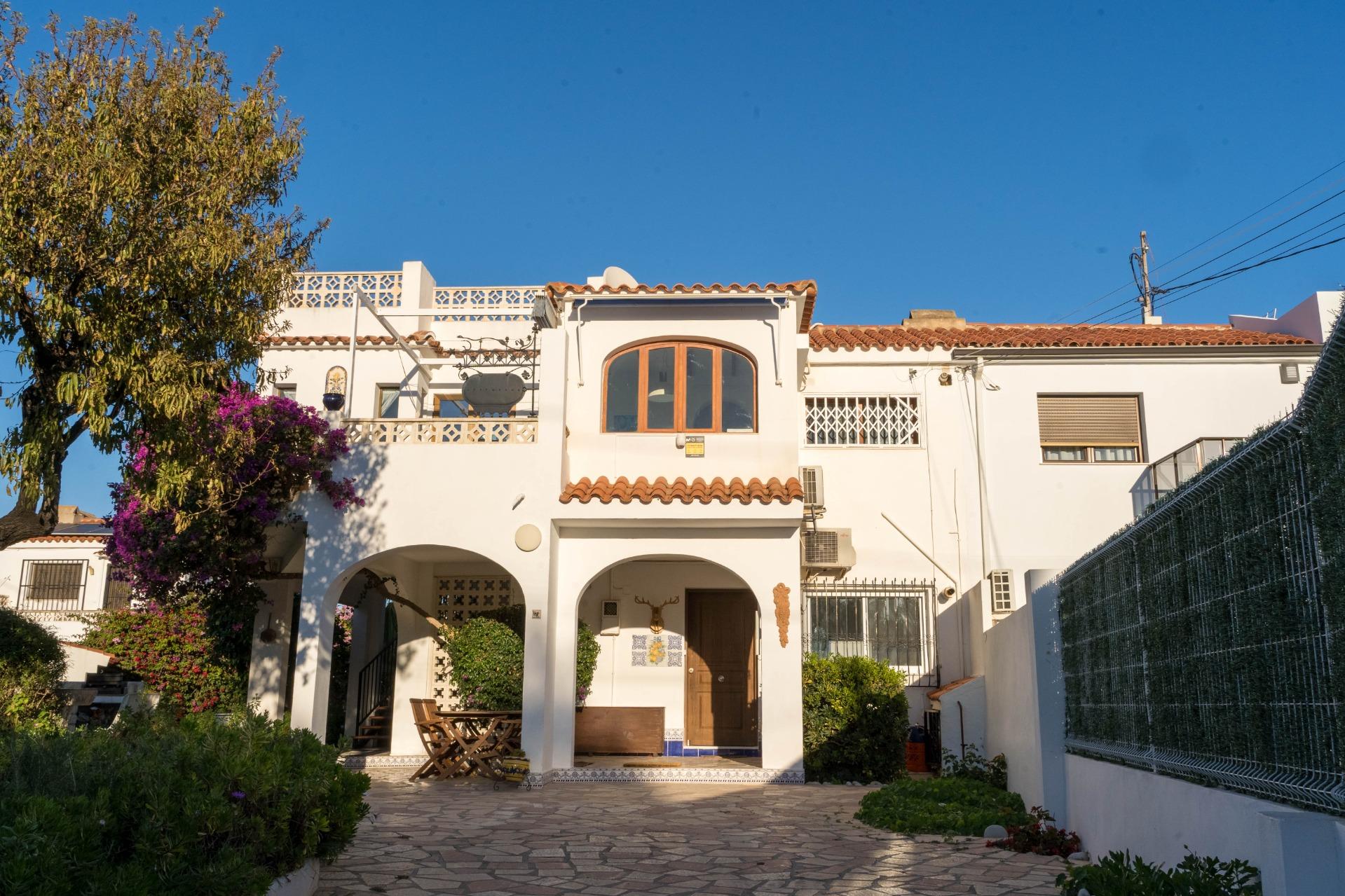 gallery image 3 of Charming Albir Villa with Pool & Views