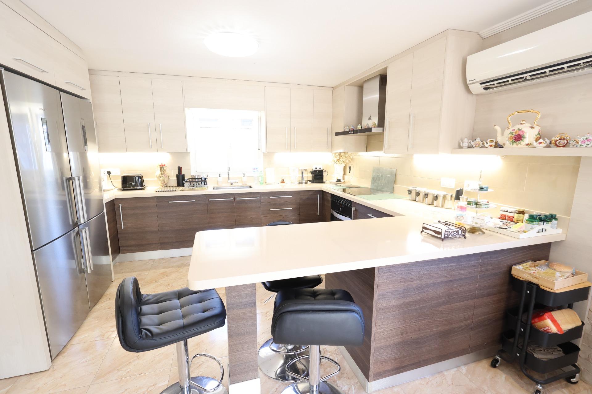 gallery image 3 of Luxury Villa with Guest House in Los Balcones