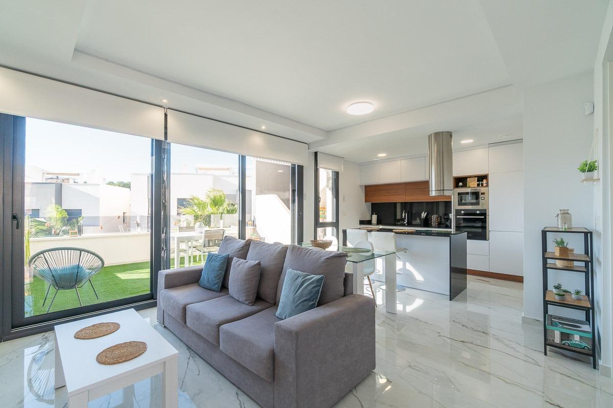 gallery image 2 of Modern Top-Floor Bungalow with Solarium in Orihuela Costa