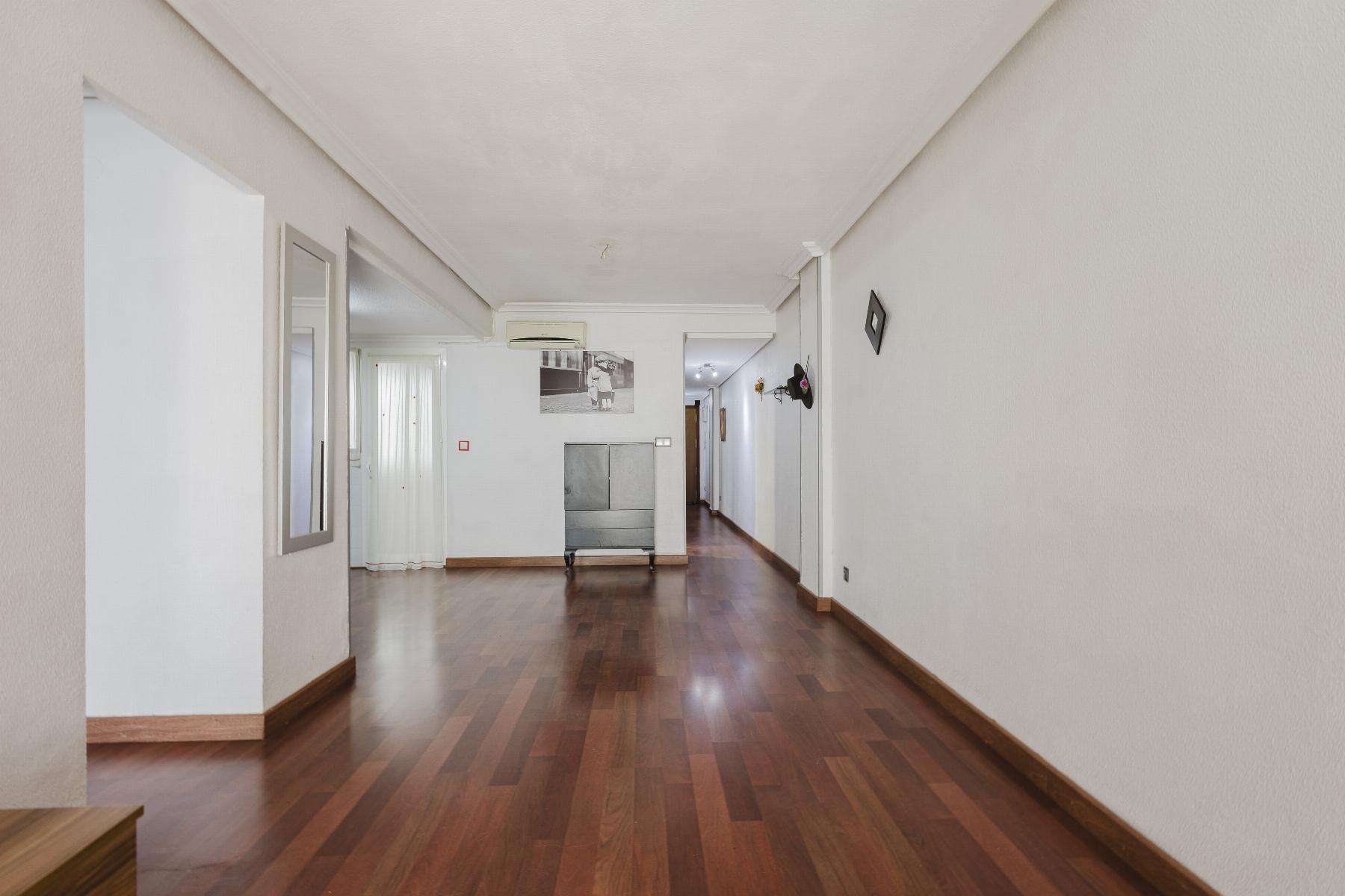 gallery image 4 of Spacious South-Facing Apartment Near Acequión Beach