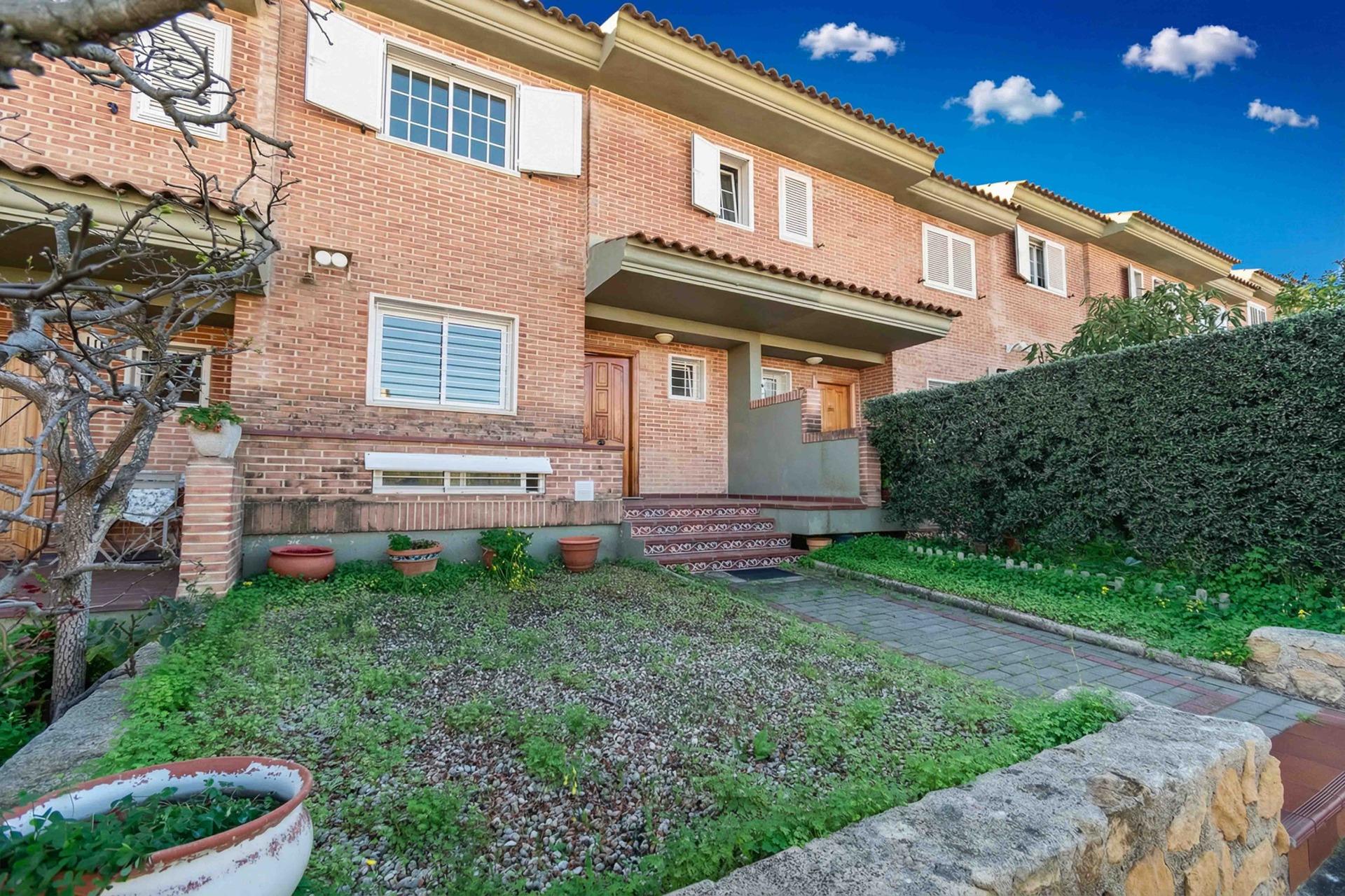 gallery image 1 of Central Townhouse with Pool in Alfaz del Pi