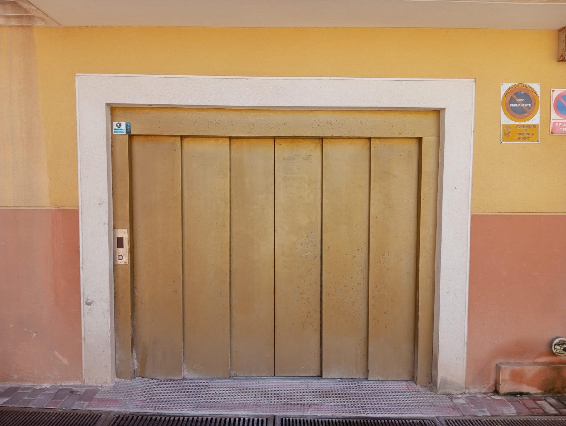 Гараж с кладовой в центре Ла Мата