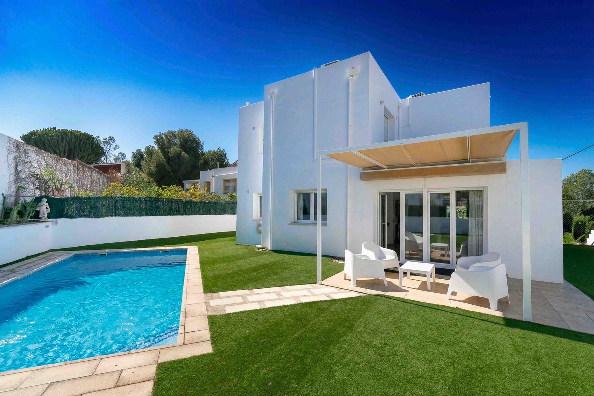 gallery image 2 of Elegant 4-Bedroom Villa in Albir