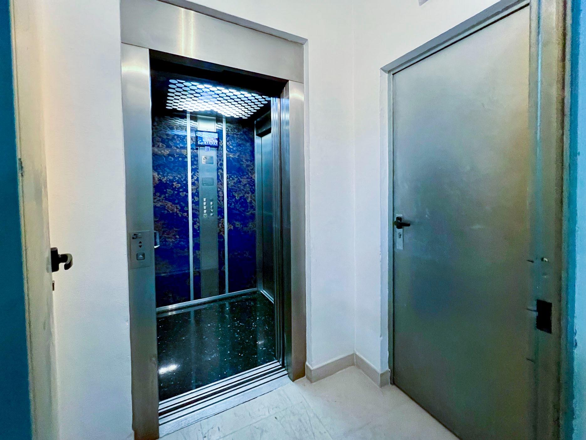 gallery image 4 of Spacious Central Warehouse in Alfaz del Pi