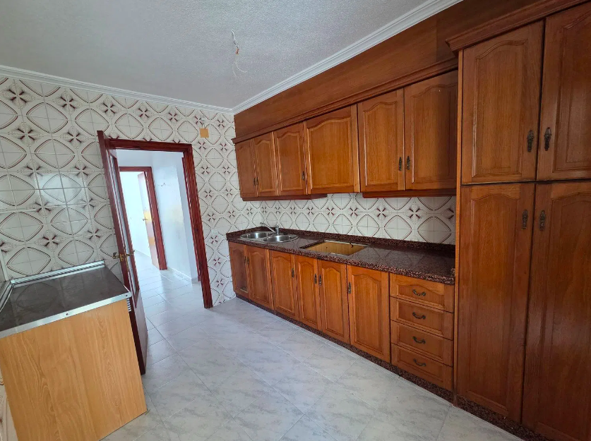 gallery image 3 of Spacious 3-Bedroom Apartment in Torrevieja