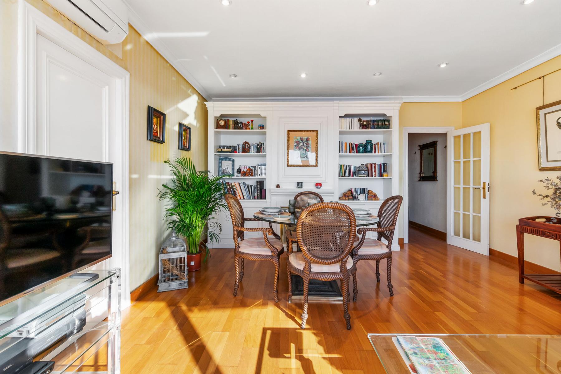 gallery image 4 of Spacious Seafront Apartment in Torrevieja