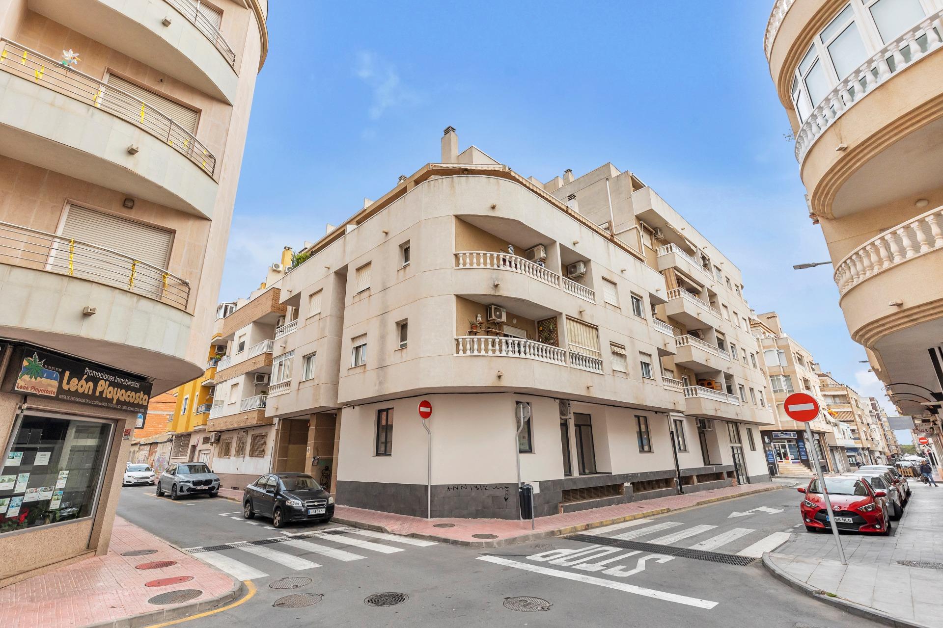 gallery image 1 of Charming 2-Bed Apartment in Central Torrevieja