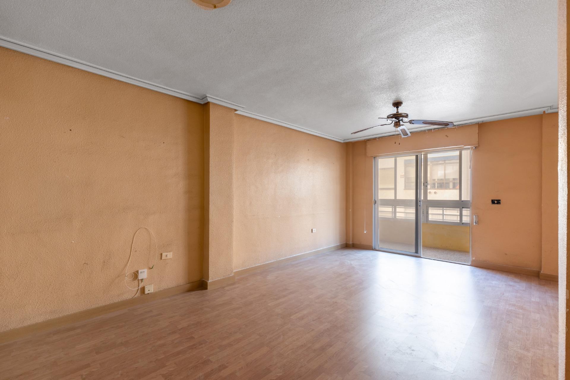 gallery image 3 of South-facing apartment just 500 m from Playa del Cura, Torrevieja