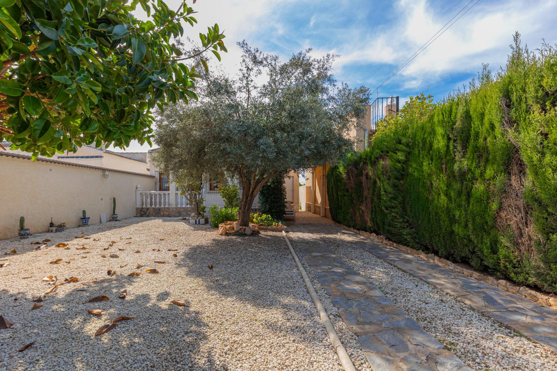 Шале с большим участком в Эль Чапарраль