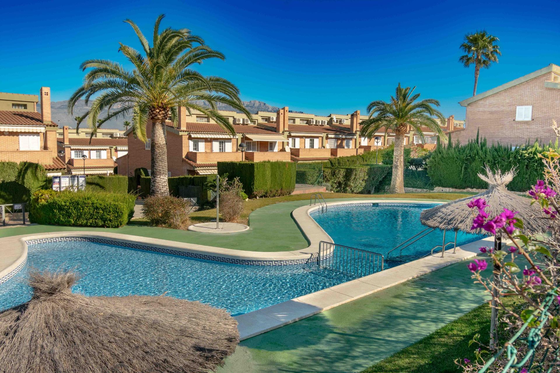 Таунхаус с бассейном в Альфас-дель-Пи