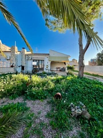 gallery image 4 of Opportunité de rénovation à Aguas Nuevas, terrain de près de 600 m2