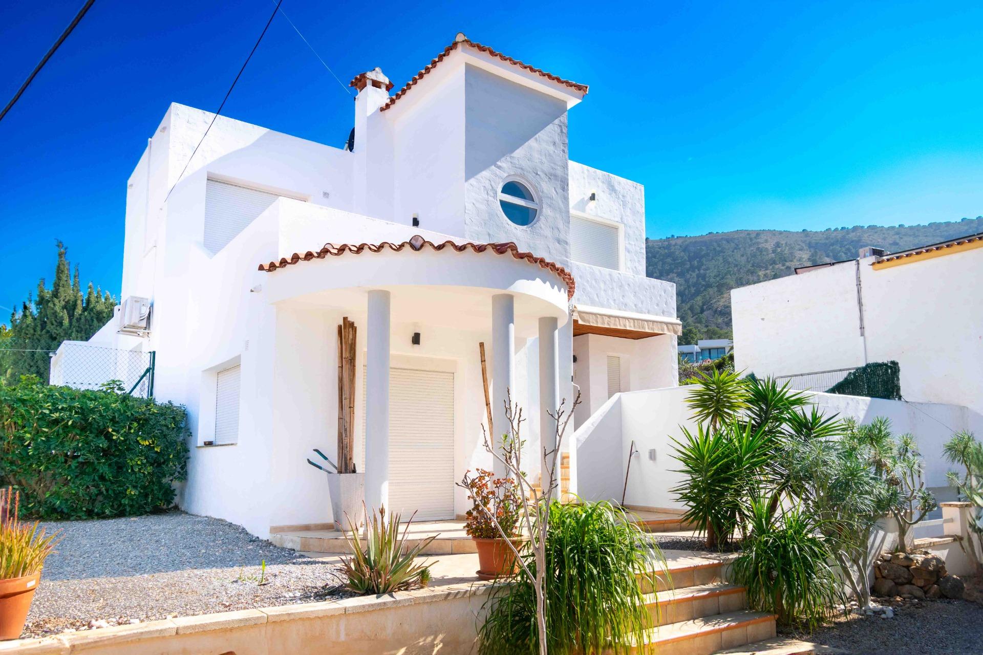 gallery image 1 of Elegant 4-Bedroom Villa in Albir