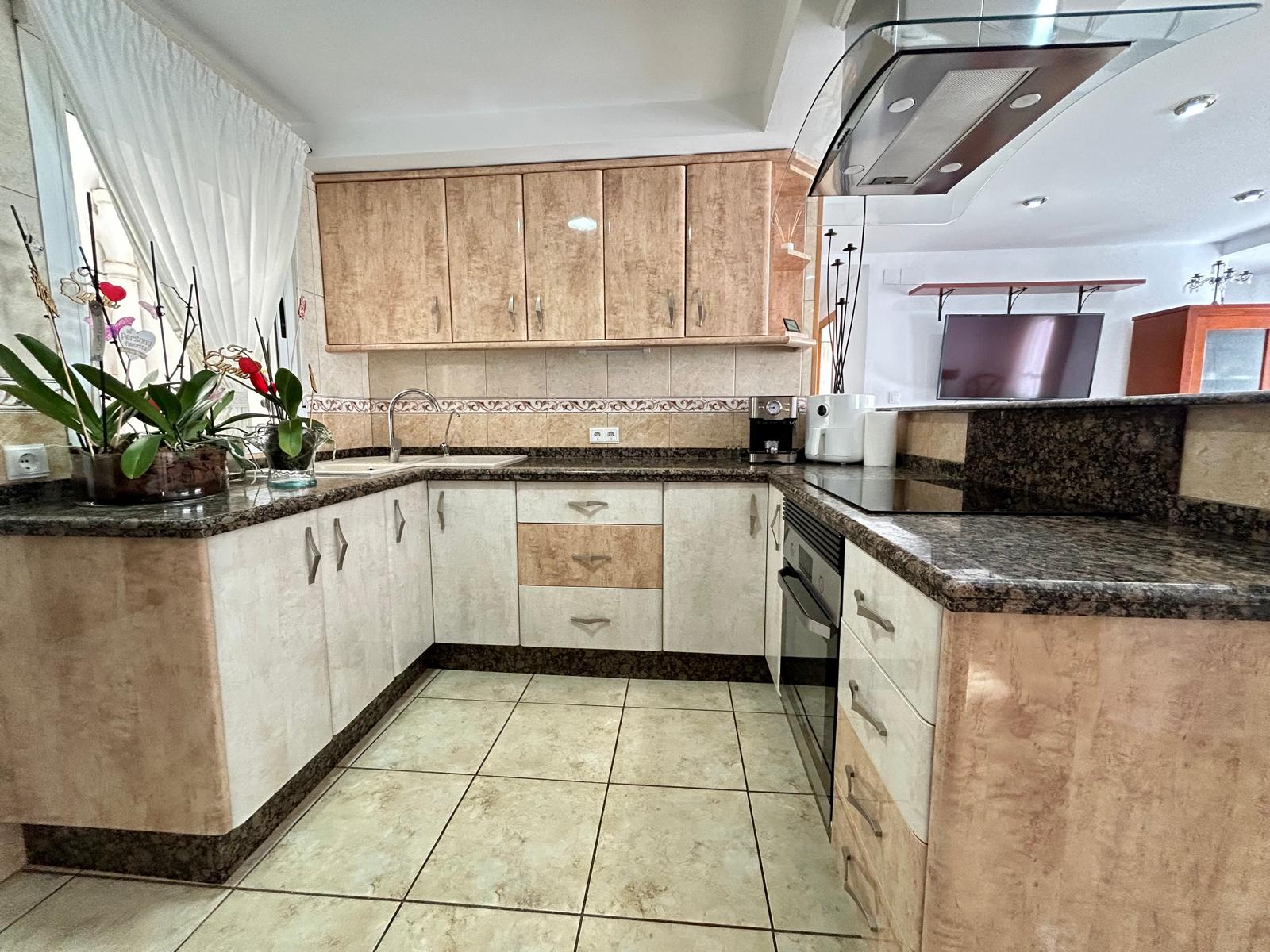 gallery image 4 of Bright 3-Bedroom Apartment in Santa Pola with Balconies