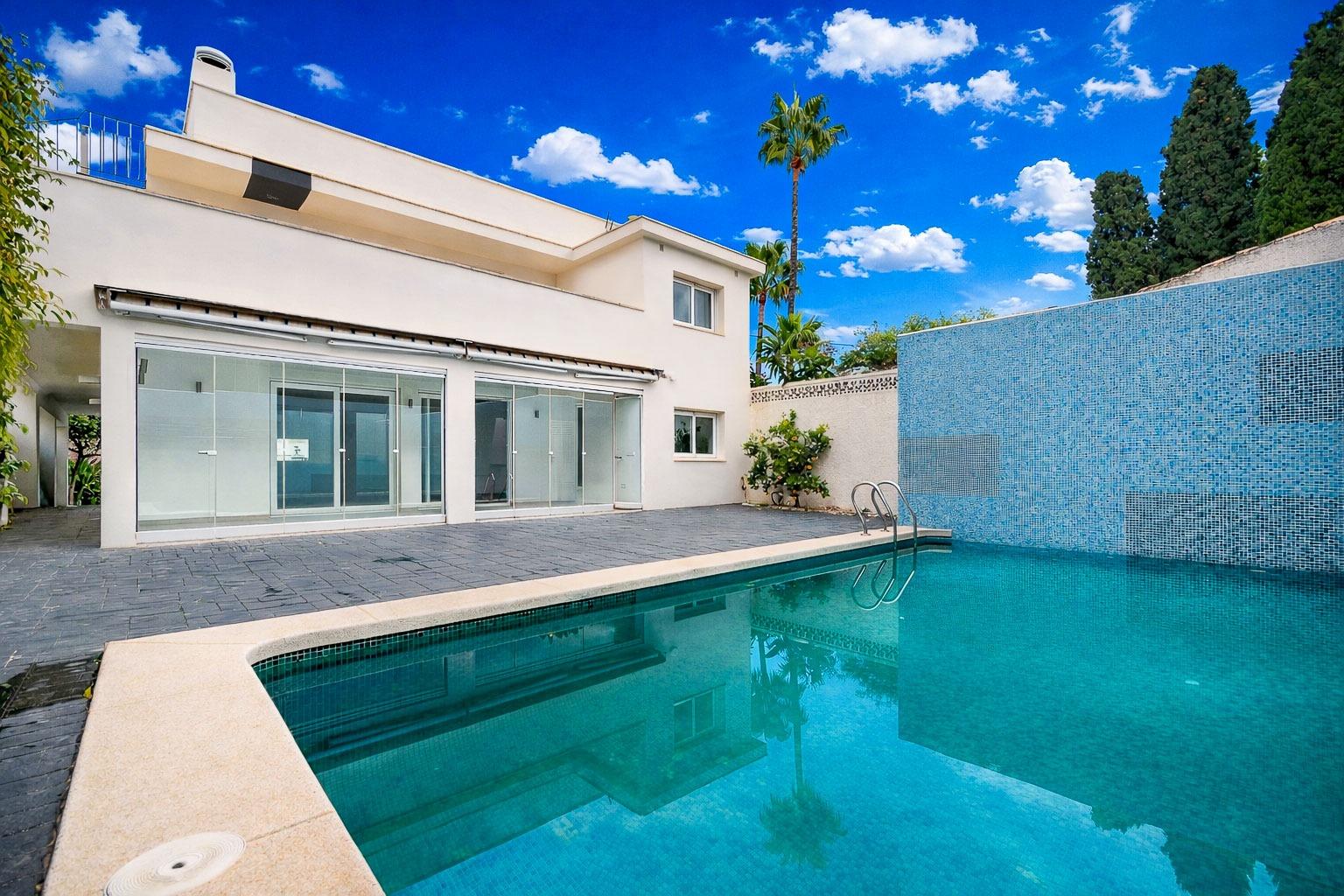 Элегантный таунхаус с бассейном в Альбире