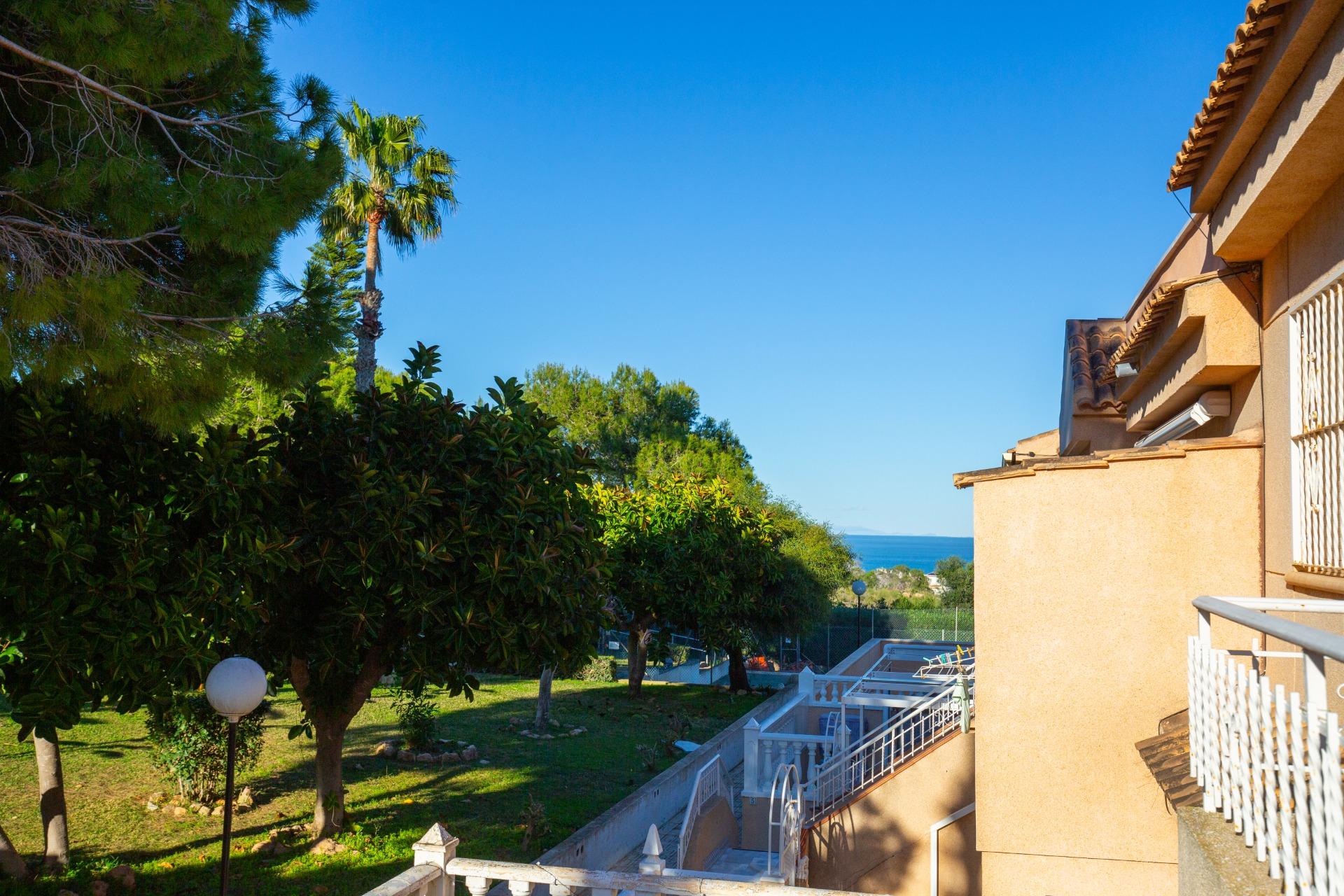 gallery image 4 of Renovated first-floor apartment with sea views, pool, tennis court and parking