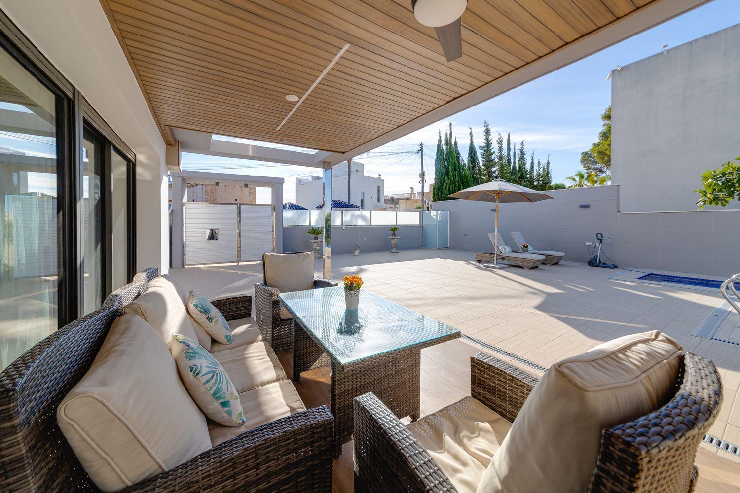 gallery image 4 of Luxurious Smart Villa with Pool in Torrevieja