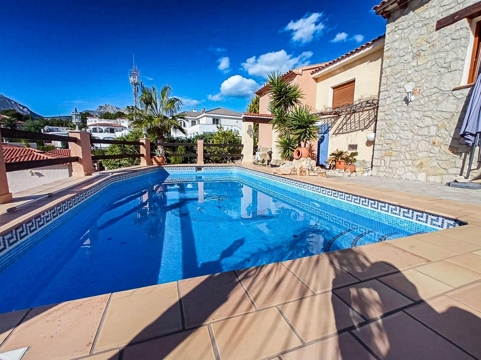 Привилегированная вилла с видом на море и горы в Альфас-дель-Пи