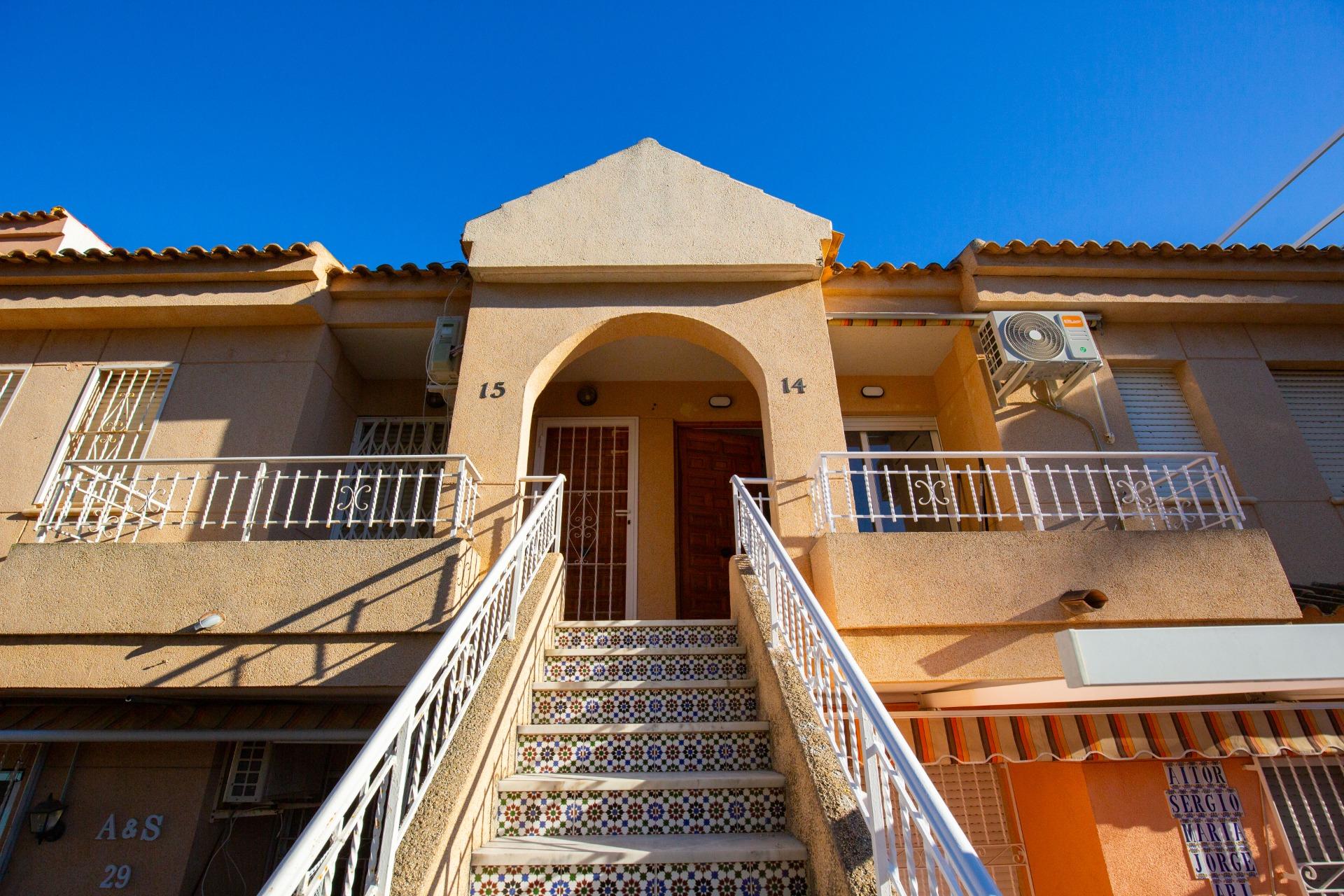 gallery image 2 of Renovated first-floor apartment with sea views, pool, tennis court and parking