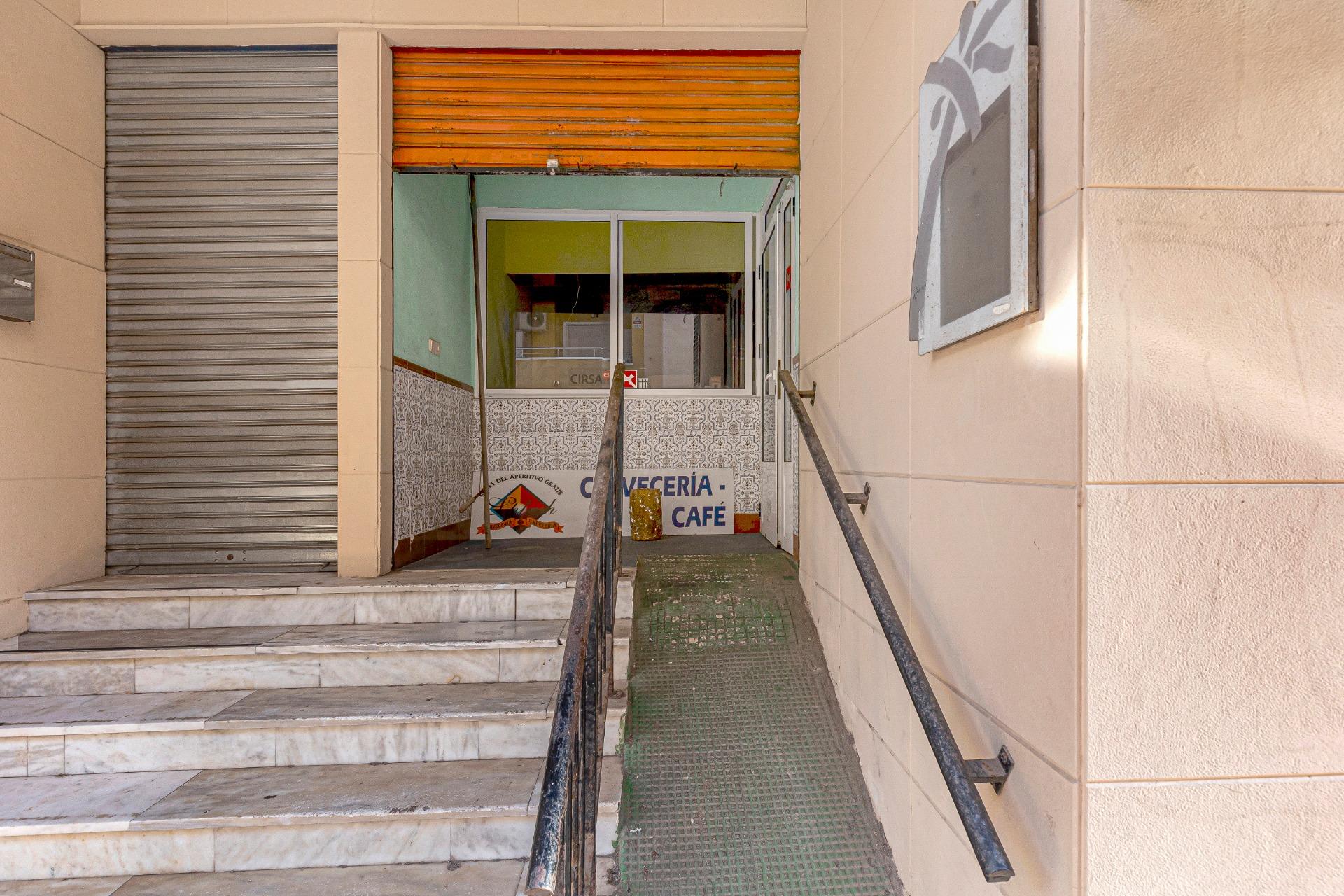 gallery image 1 of Commercial Premises in Playa del Cura, Torrevieja