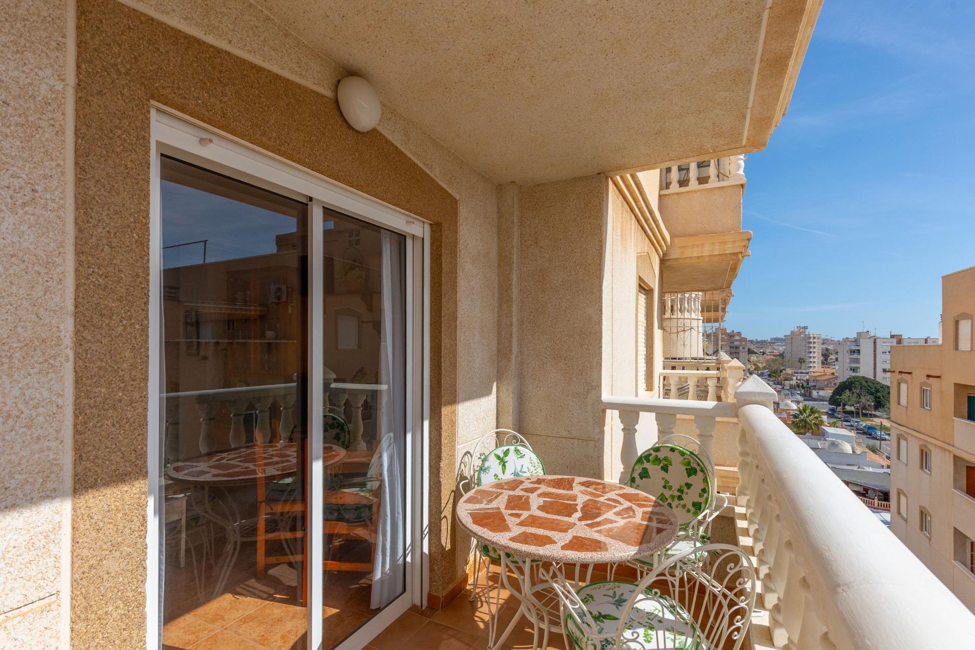 gallery image 4 of Vue sur le lever du soleil et brise méditerranéenne à Nueva Torrevieja ! 2 chambres + piscine commune