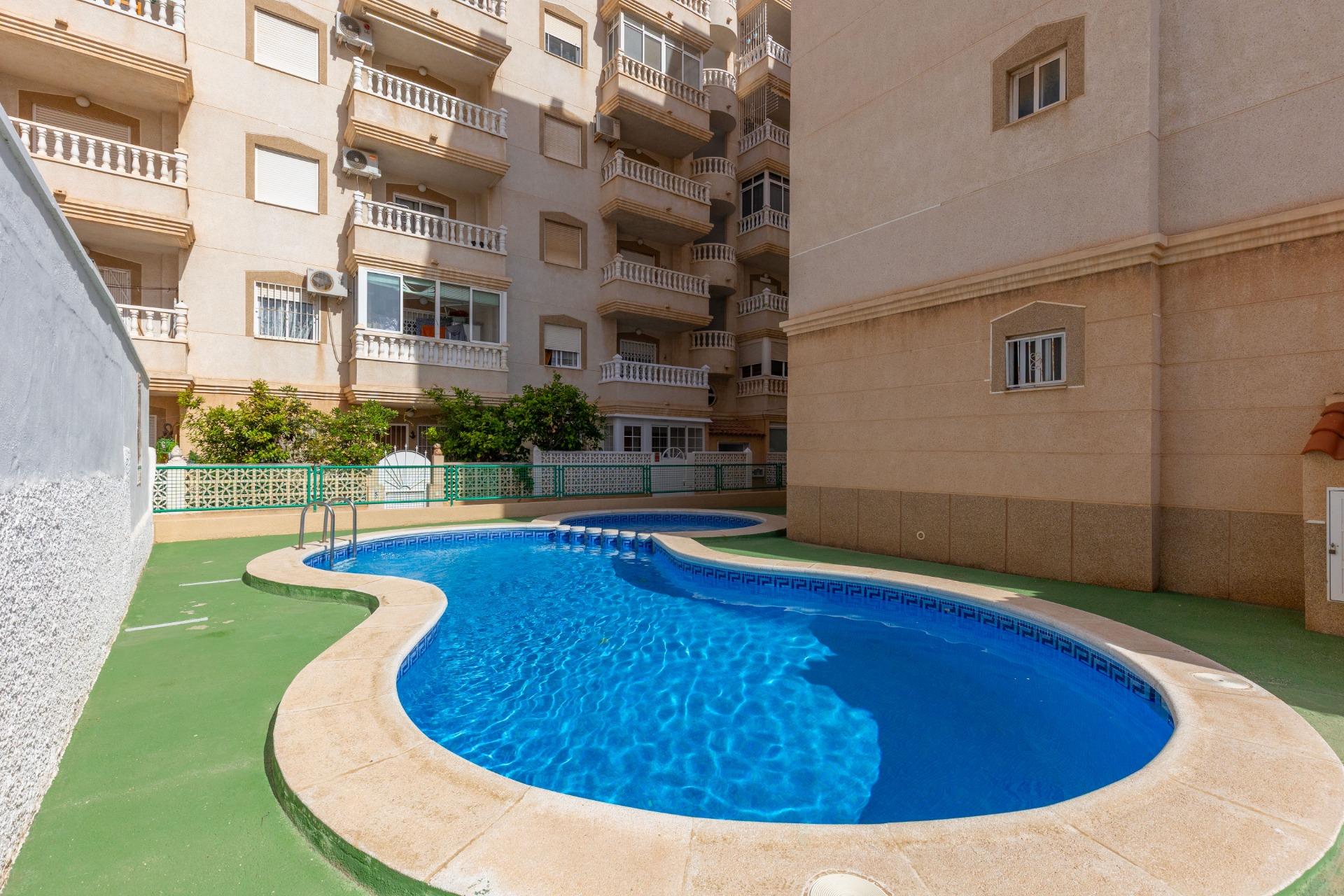 gallery image 1 of Vue sur le lever du soleil et brise méditerranéenne à Nueva Torrevieja ! 2 chambres + piscine commune
