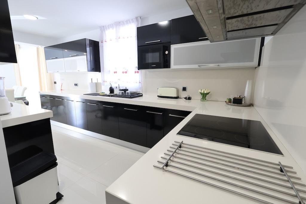 gallery image 2 of Modern 4-Bedroom Villa in Cabo Roig