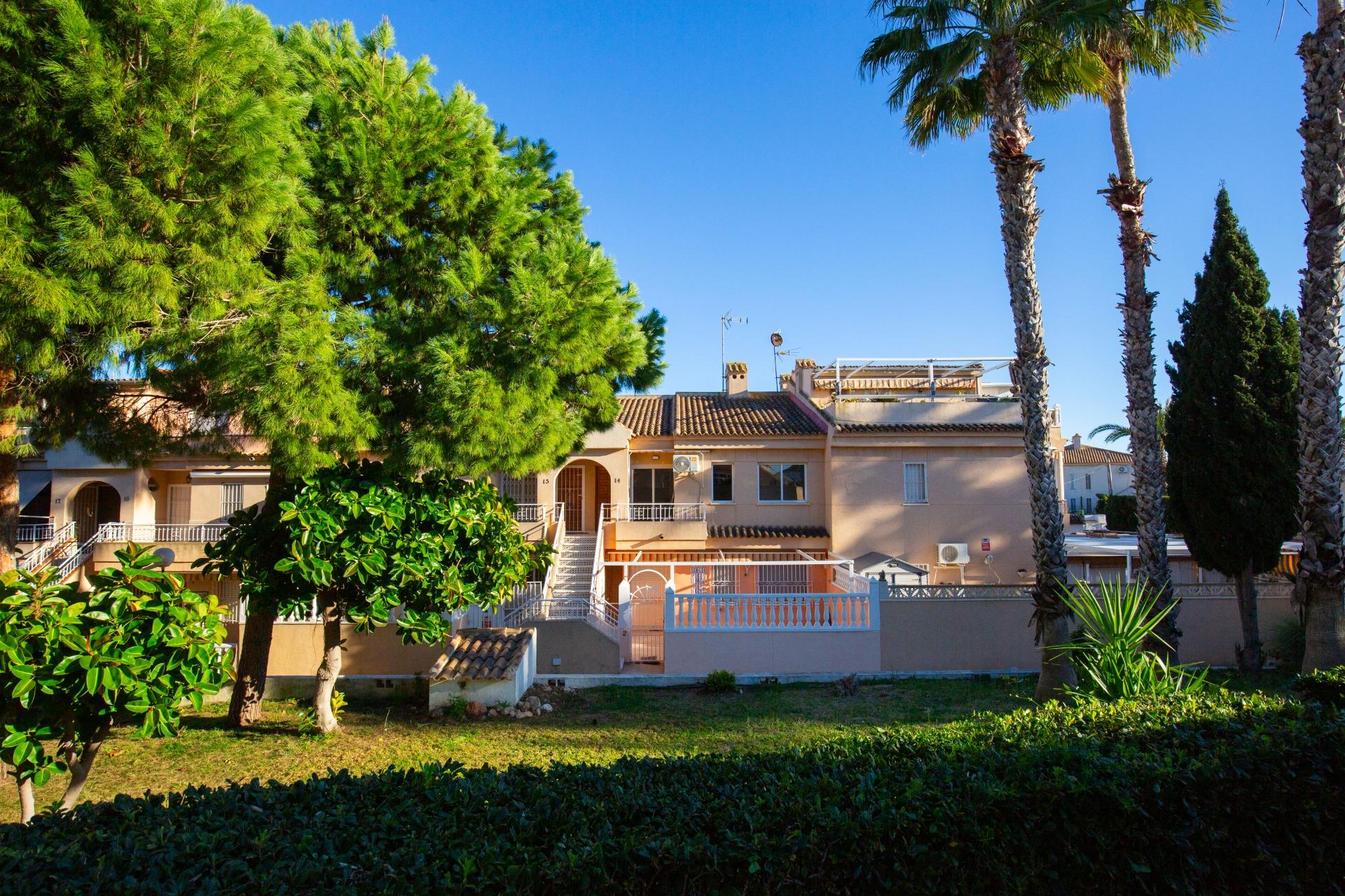 gallery image 1 of Renovated first-floor apartment with sea views, pool, tennis court and parking