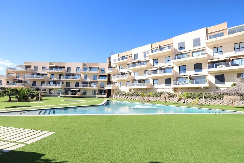 gallery image 3 of Modern 2-Bedroom Apartment in La Zenia