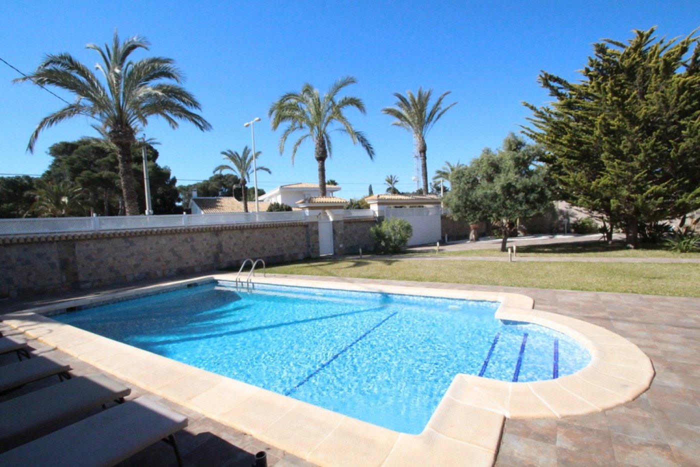 gallery image 2 of Villa de Luxe à Cabo Roig avec Piscine Privée
