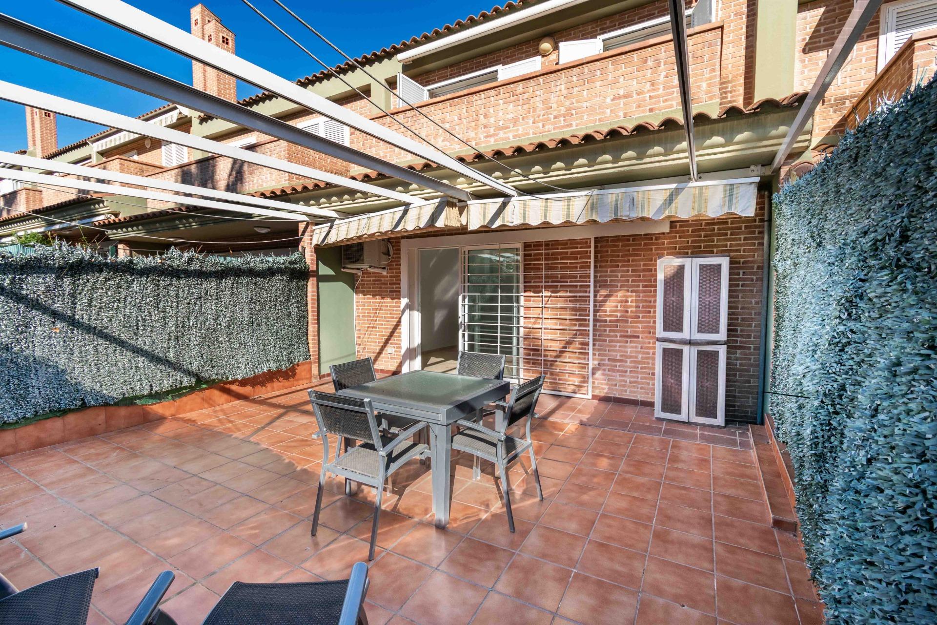 gallery image 2 of Central Townhouse with Pool in Alfaz del Pi
