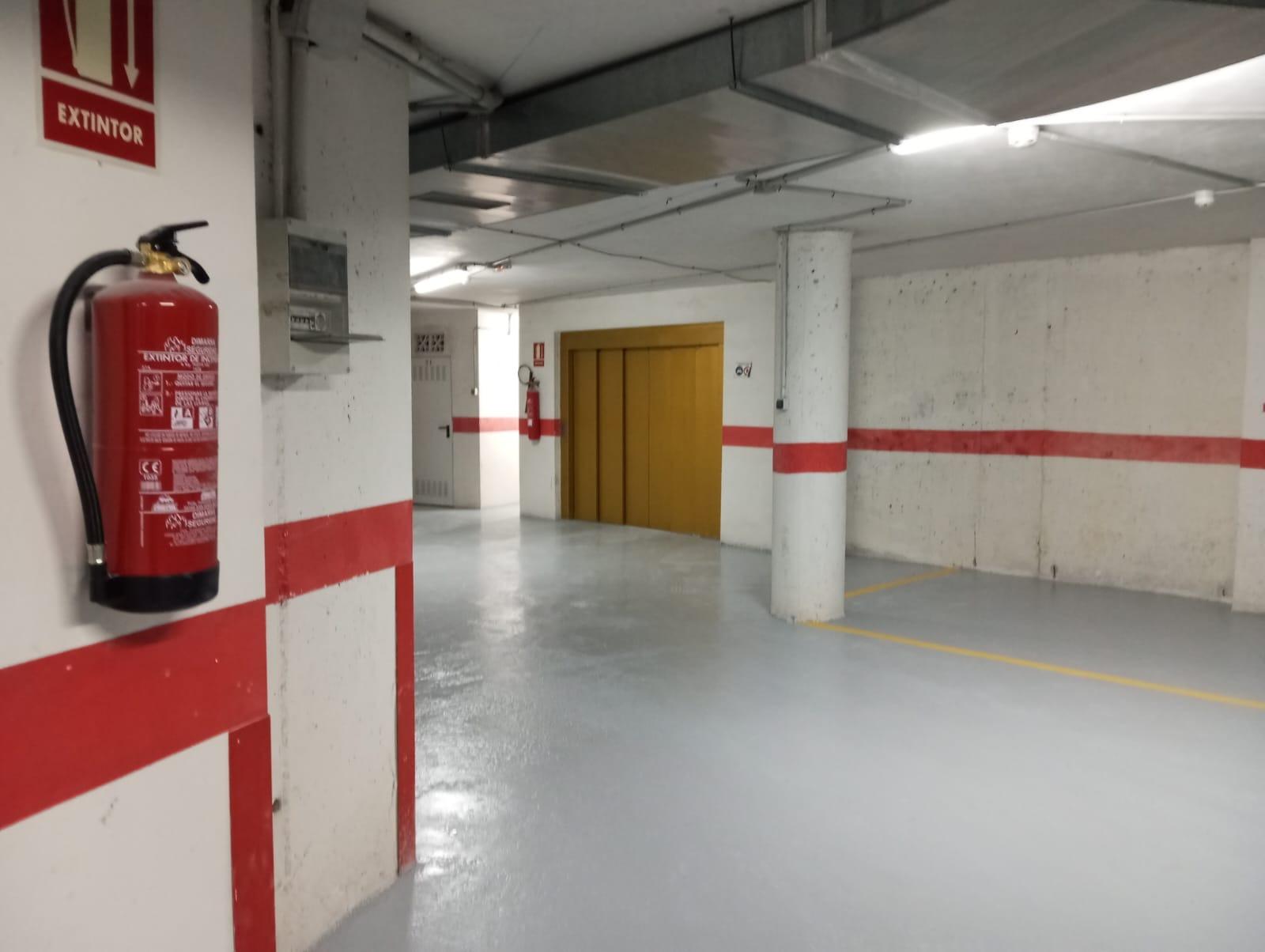 gallery image 2 of Garage space with storage in La Mata