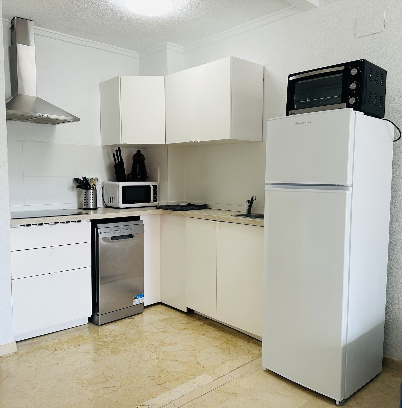 gallery image 3 of Bright Refurbished Studio 15m from Los Locos Beach