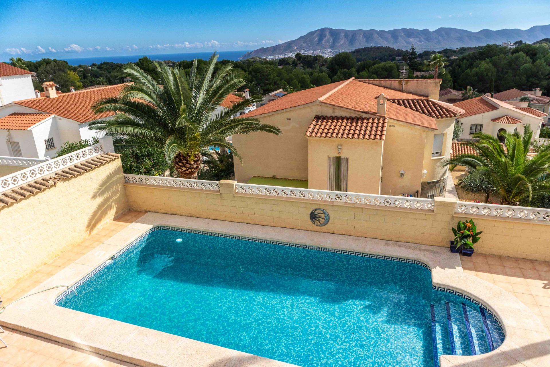 Просторная вилла с видом на море в Альфас-дель-Пи