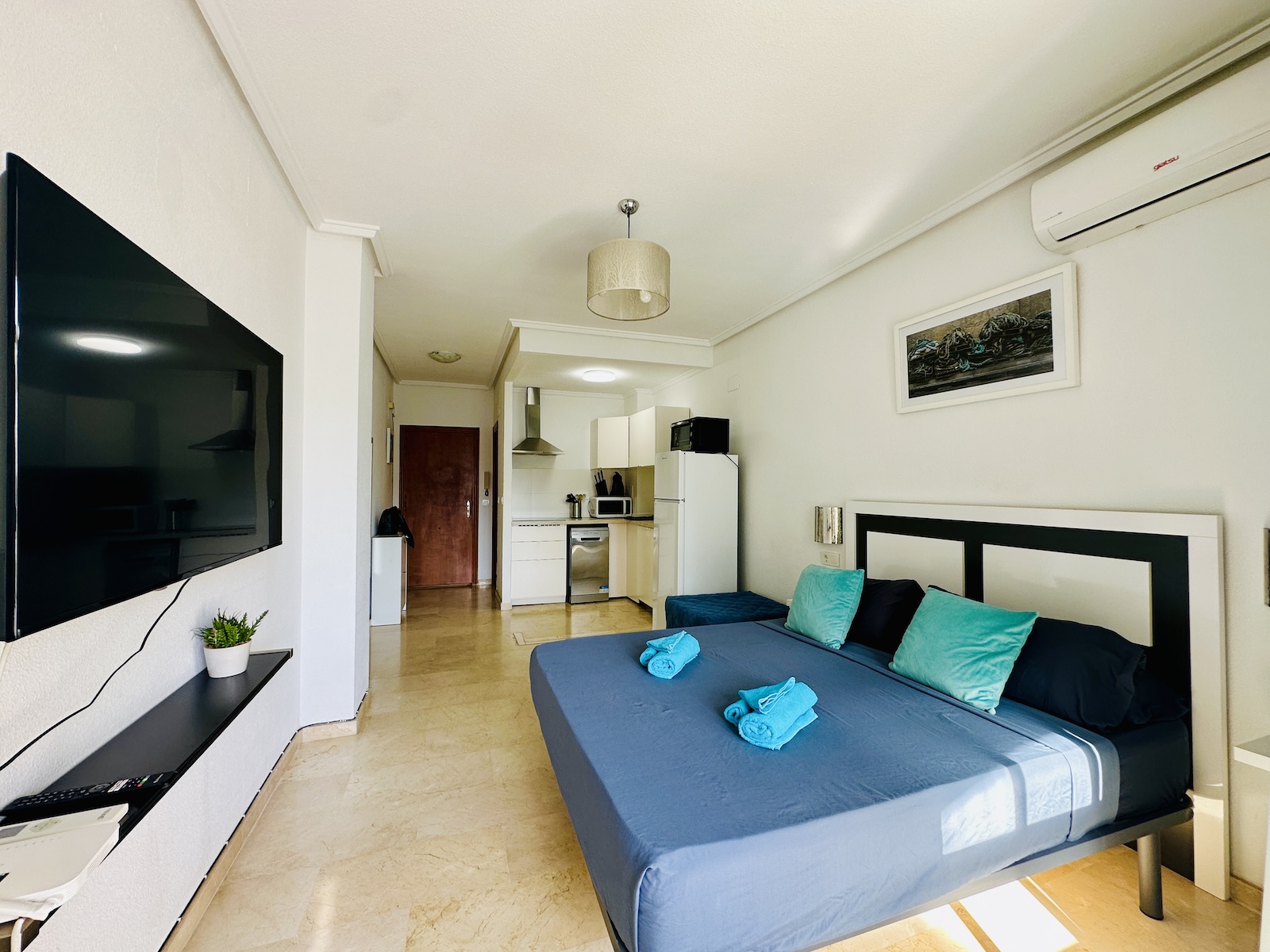 gallery image 2 of Bright Refurbished Studio 15m from Los Locos Beach