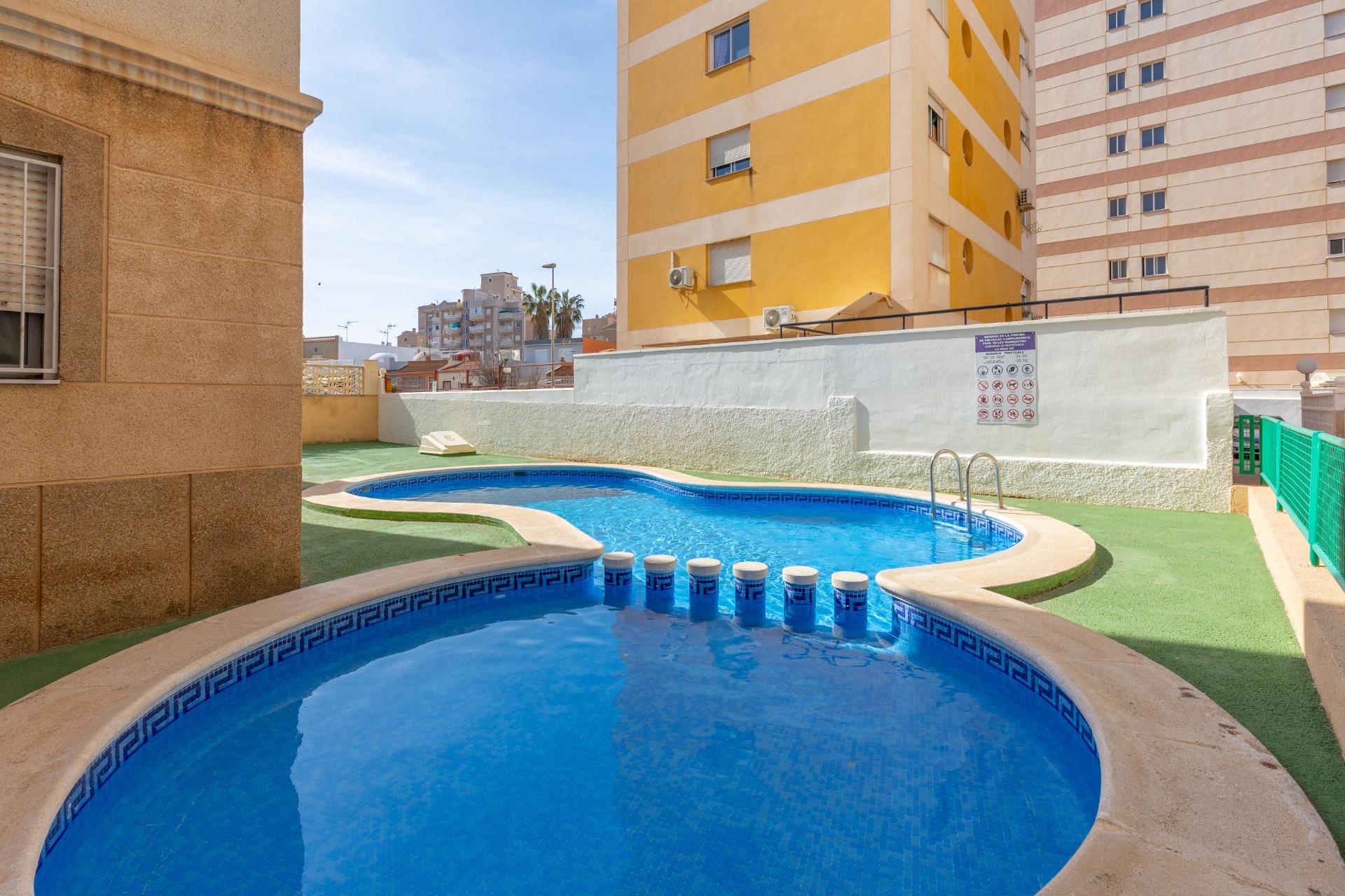 gallery image 2 of Vue sur le lever du soleil et brise méditerranéenne à Nueva Torrevieja ! 2 chambres + piscine commune