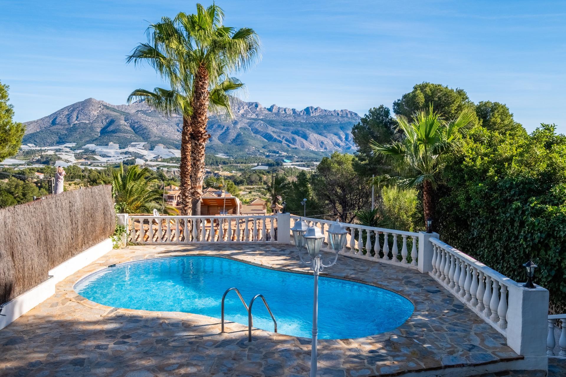 Элегантный таунхаус с отдельной квартирой