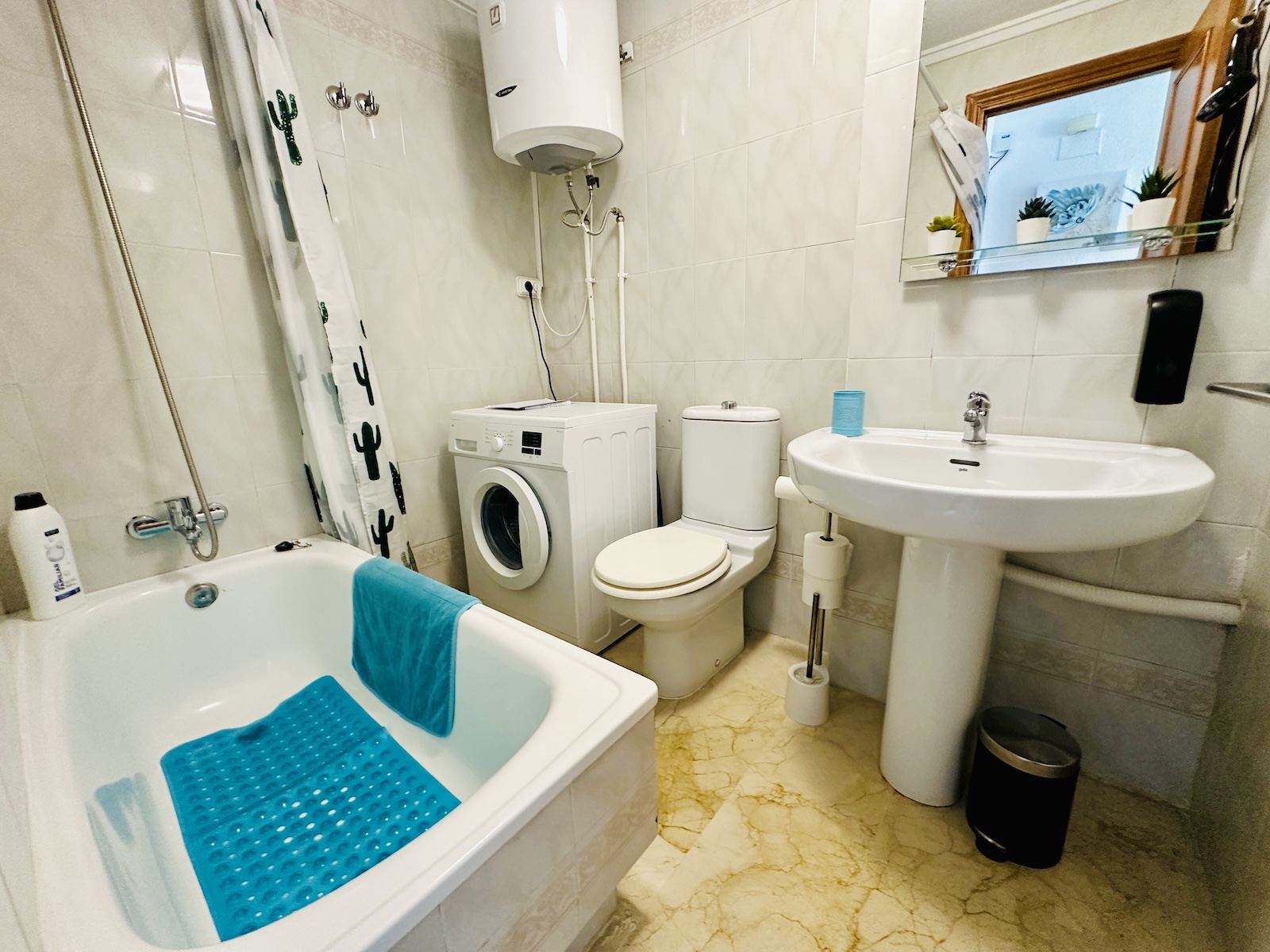 gallery image 4 of Bright Refurbished Studio 15m from Los Locos Beach